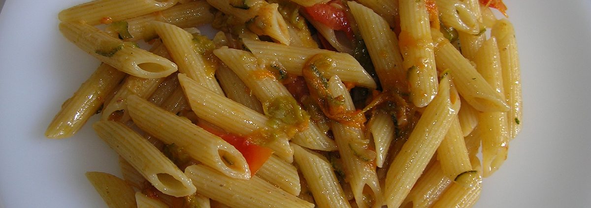 Penne ai fiori di zucca e zucchine