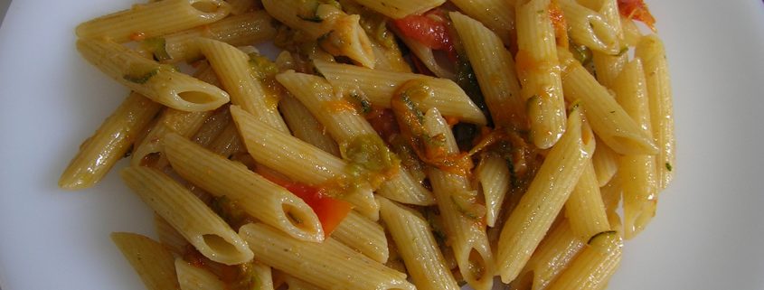 Penne ai fiori di zucca e zucchine