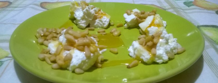 Ricottina miele e pinoli