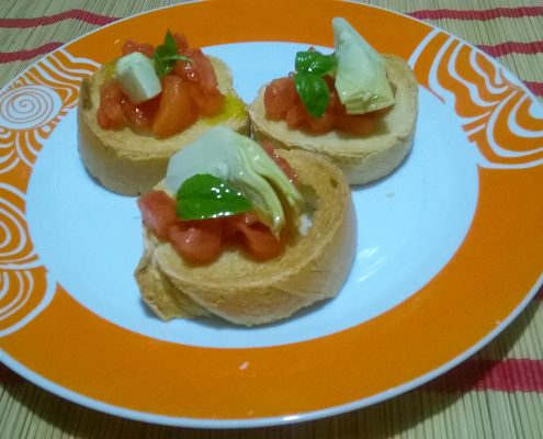 Bruschetta con pomodori e carciofini