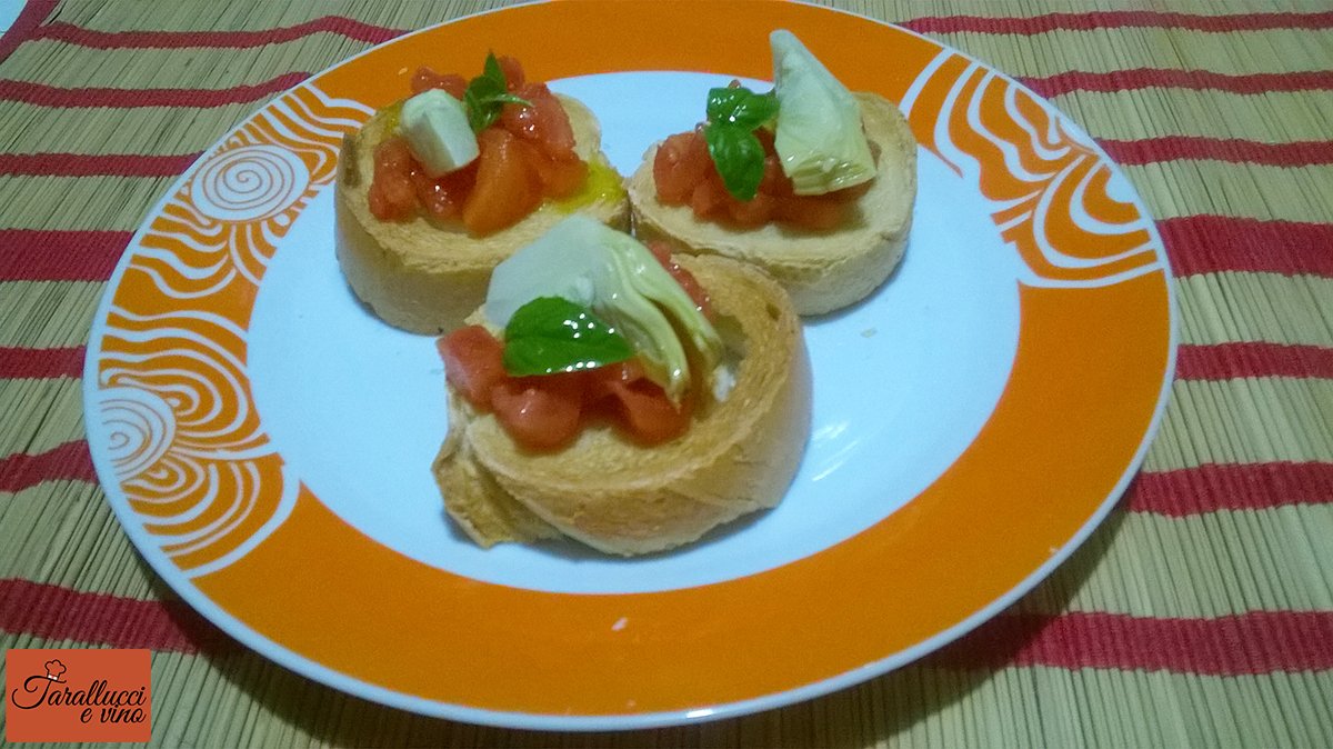 Bruschetta con pomodori e carciofini
