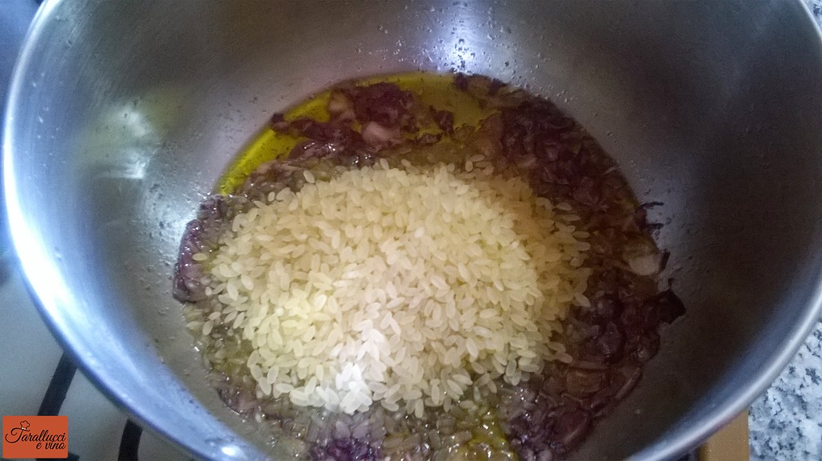 Preparazione risotto radicchio e galbanino