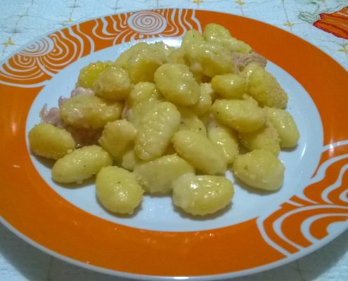 Gnocchi gratinati ai formaggi e prosciutto cotto