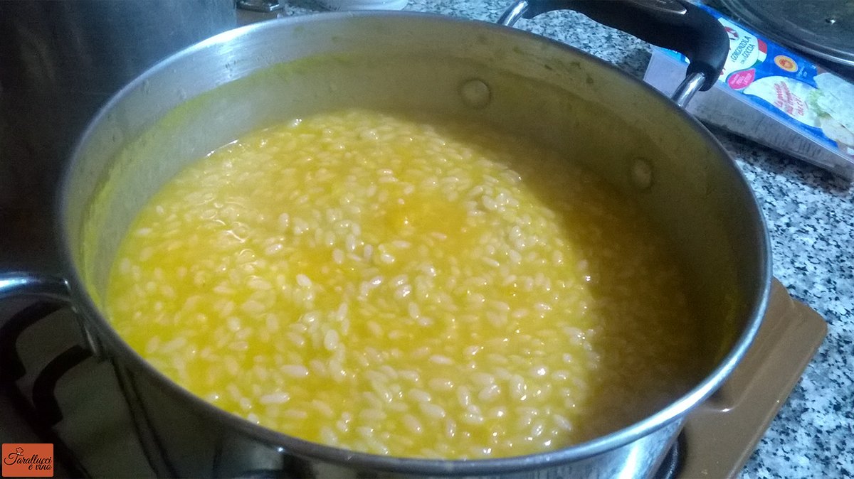 Preparazione risotto alla zucca e gorgonzola