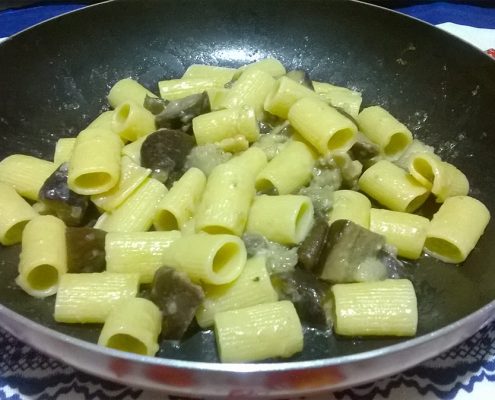 pasta con melanzane e pecorino