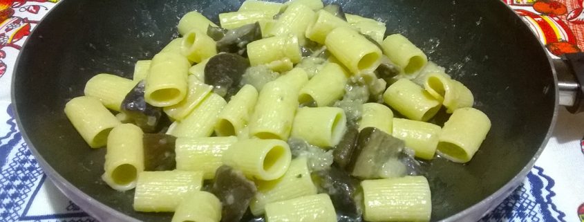 pasta con melanzane e pecorino