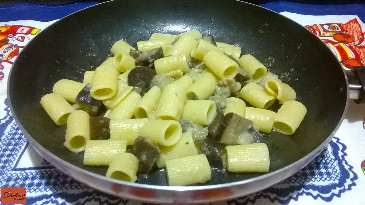 pasta con melanzane e pecorino