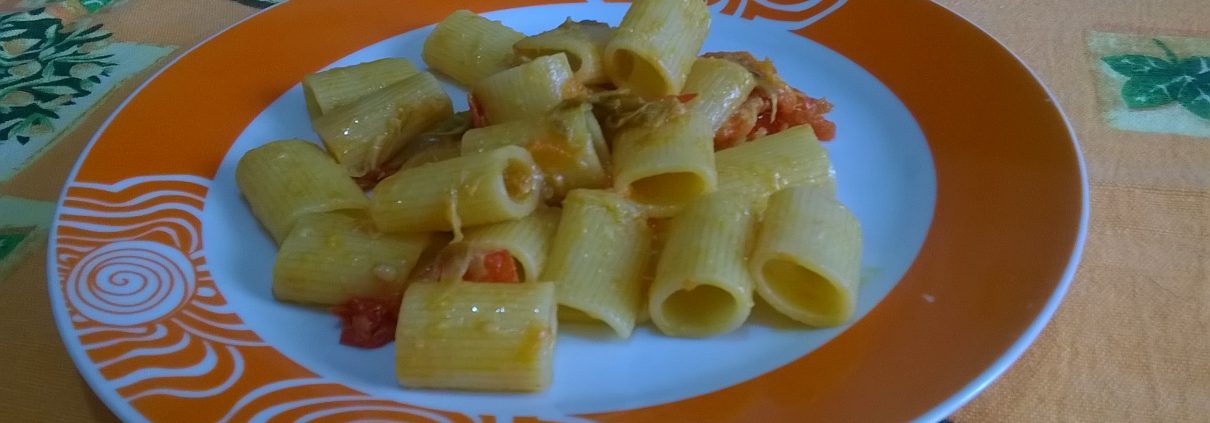 Mezze maniche con carciofi e pomodori