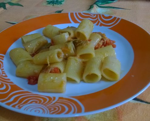 Mezze maniche con carciofi e pomodori