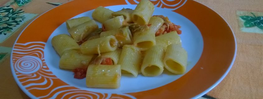 Mezze maniche con carciofi e pomodori
