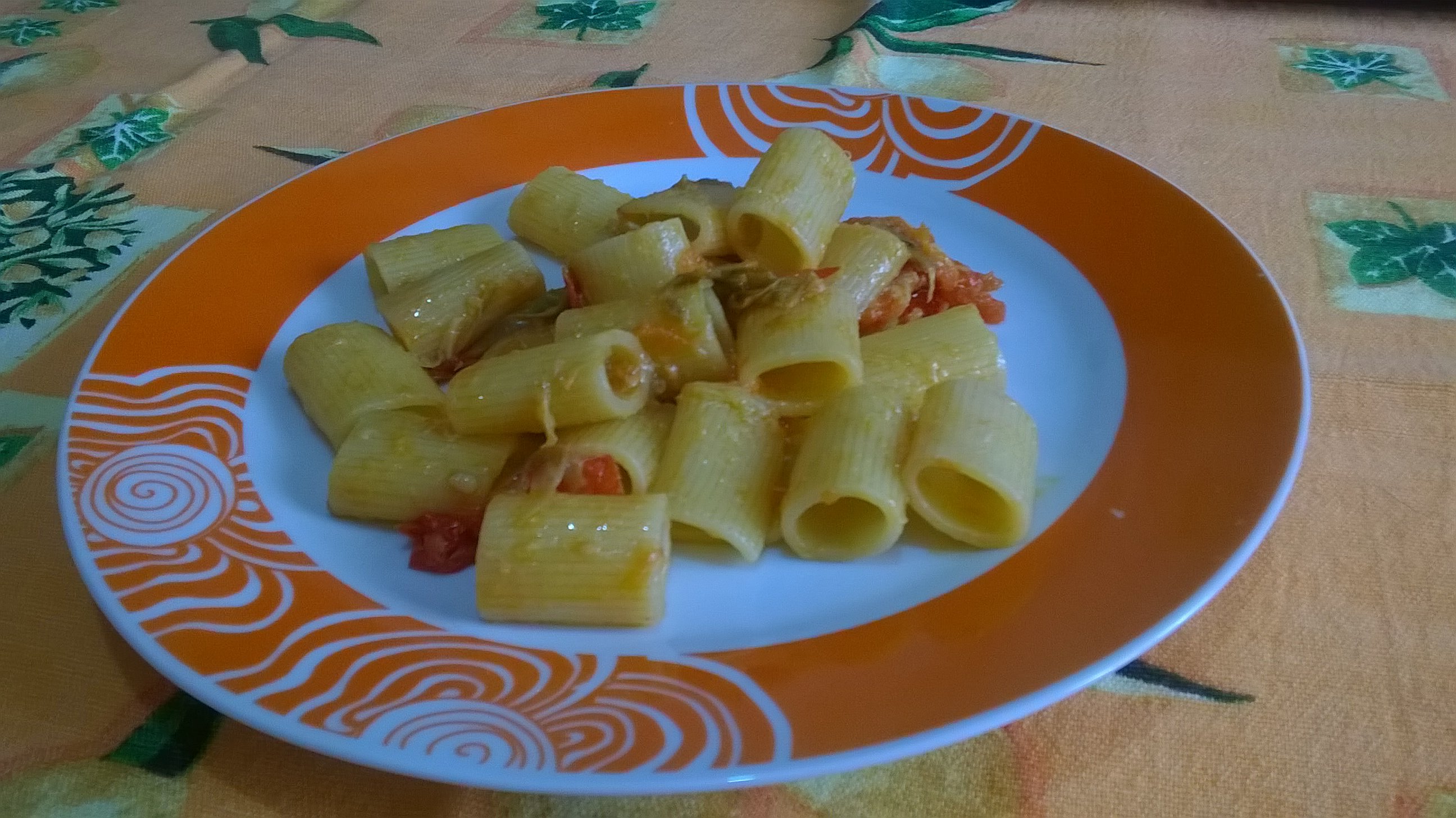 Mezze maniche con carciofi e pomodori