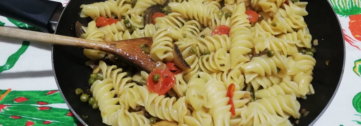 Fusilli artigianali con funghi e piselli