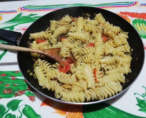 Fusilli artigianali con funghi e piselli