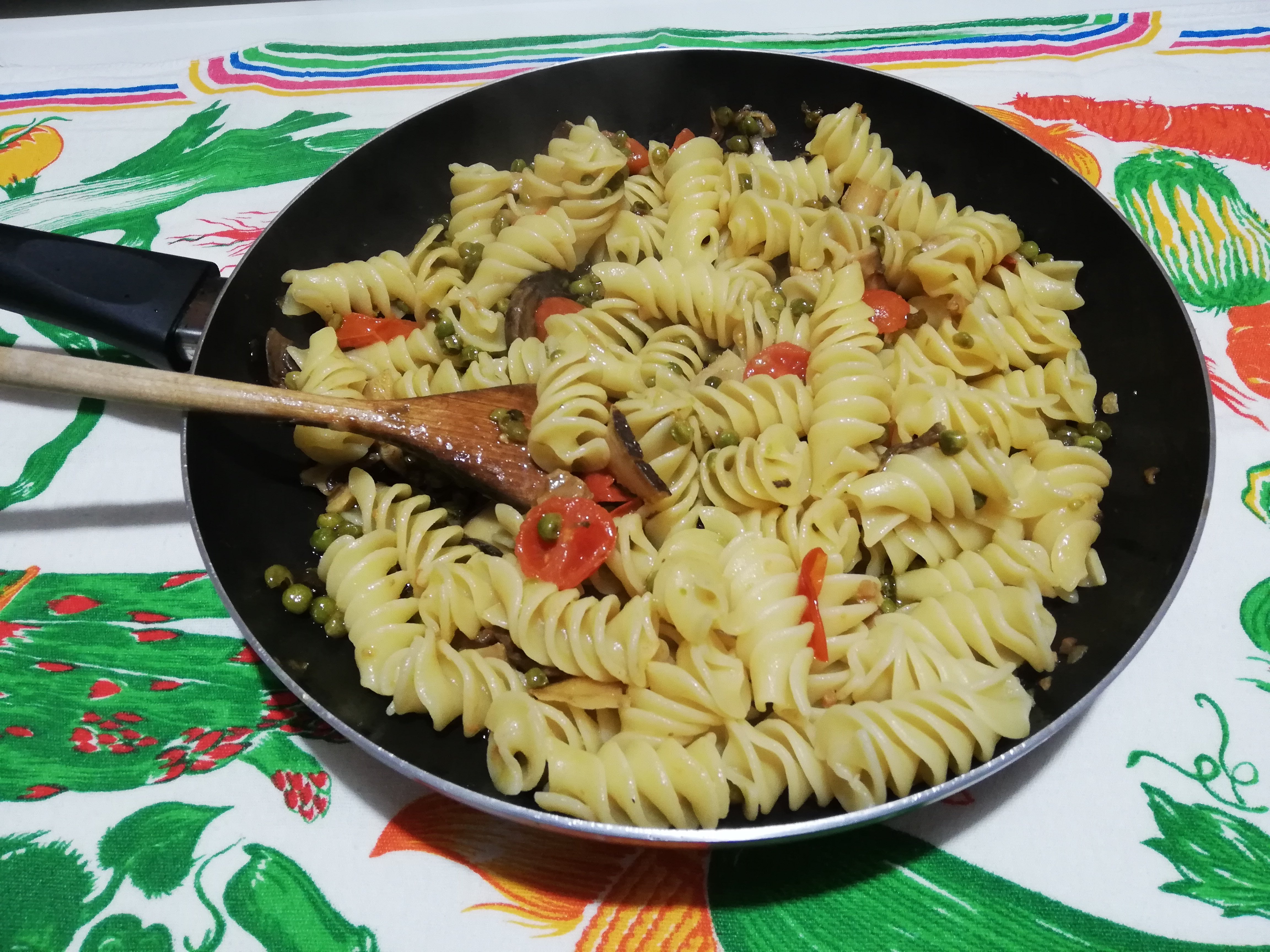 Fusilli artigianali con funghi e piselli