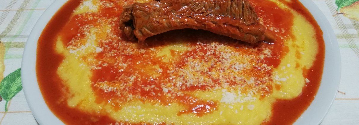 Polenta con salsicce e spuntature