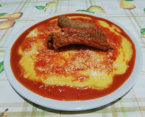 Polenta con salsicce e spuntature