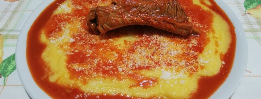 Polenta con salsicce e spuntature