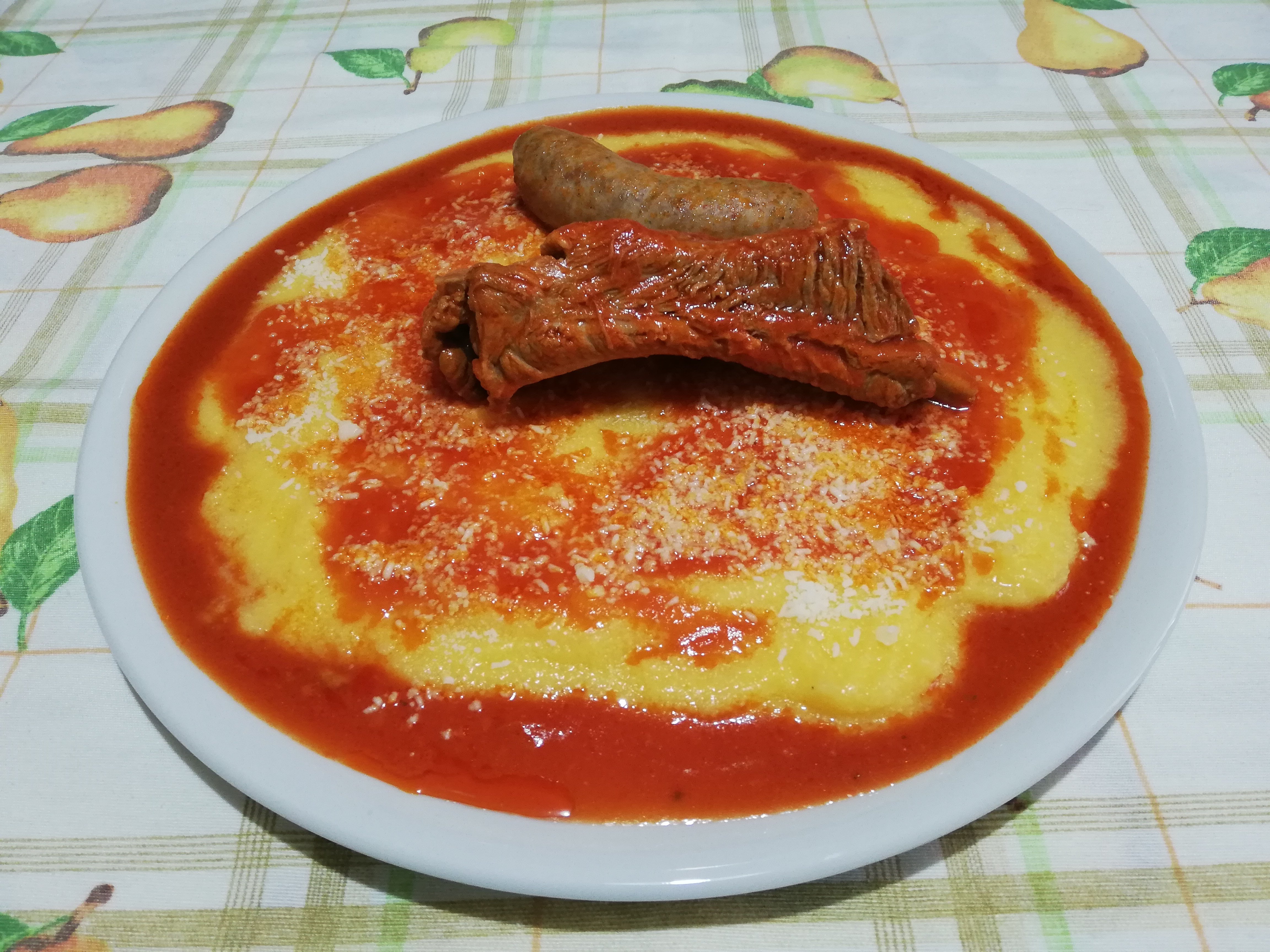 Polenta con salsicce e spuntature