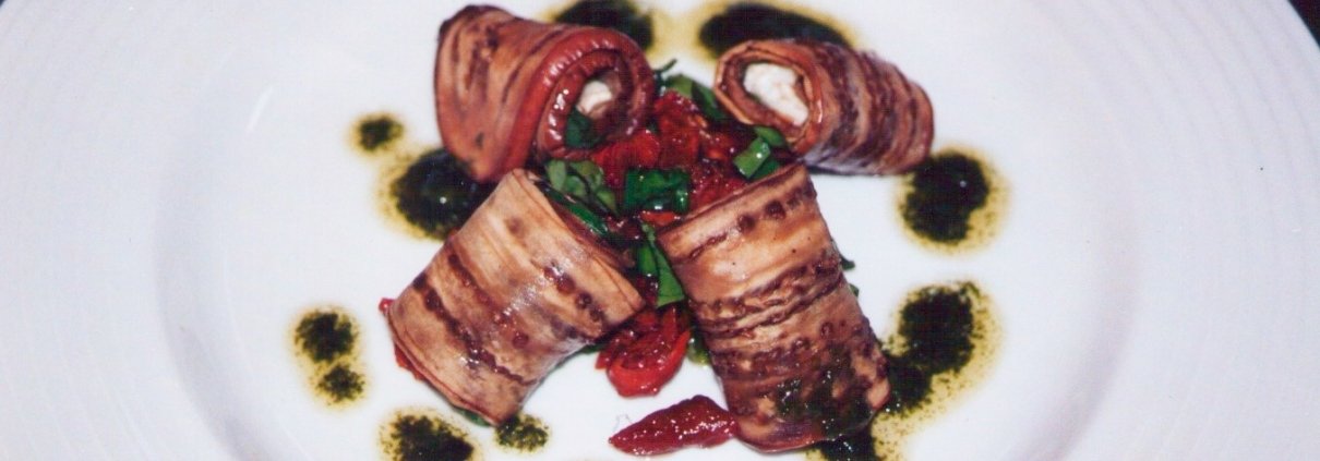 Rotolino di melanzane con caprino e pomodori secchi