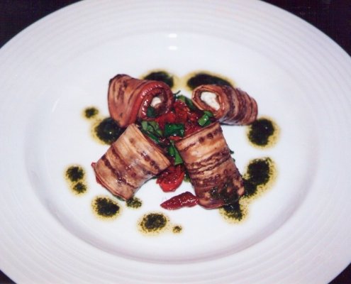 Rotolino di melanzane con caprino e pomodori secchi
