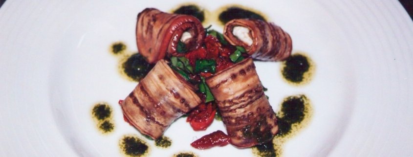 Rotolino di melanzane con caprino e pomodori secchi