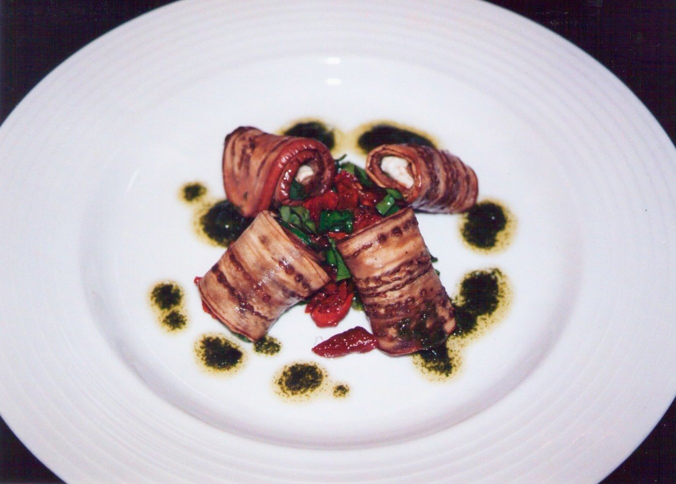 Rotolino di melanzane con caprino e pomodori secchi