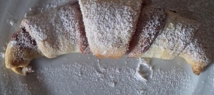 cornetto di pasta sfoglia alla marmellata
