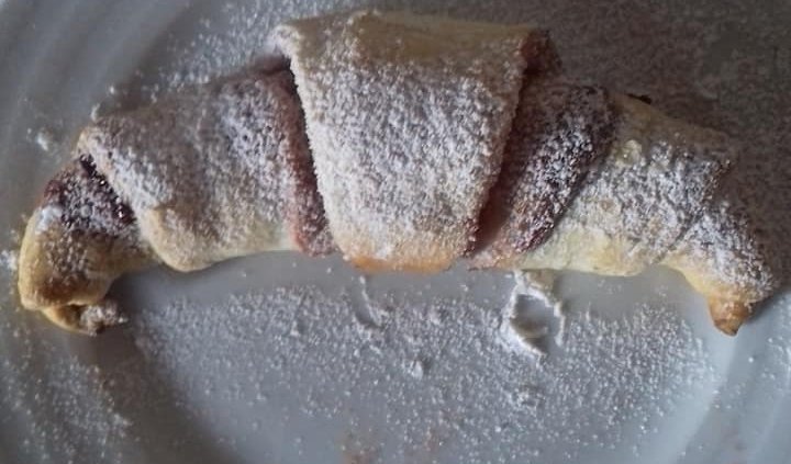 cornetto di pasta sfoglia alla marmellata