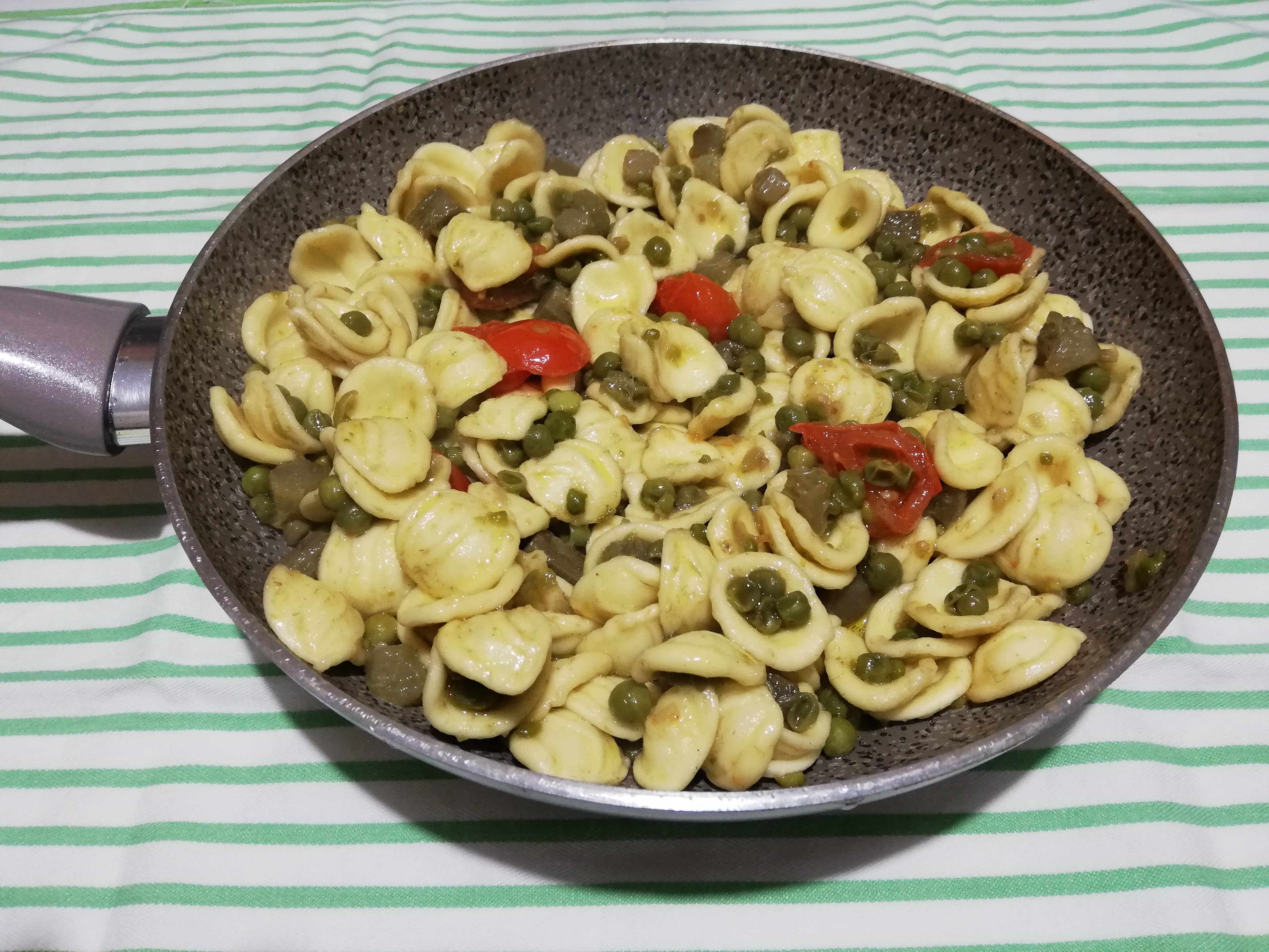 orecchiette con piselli e carciofi