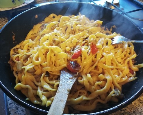 Fettuccine con carciofi e pomodorini