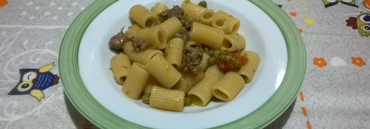 mezze maniche salsiccia e piselli