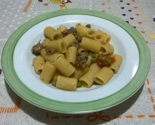 mezze maniche salsiccia e piselli