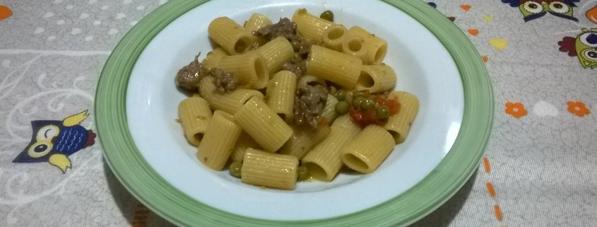 mezze maniche salsiccia e piselli