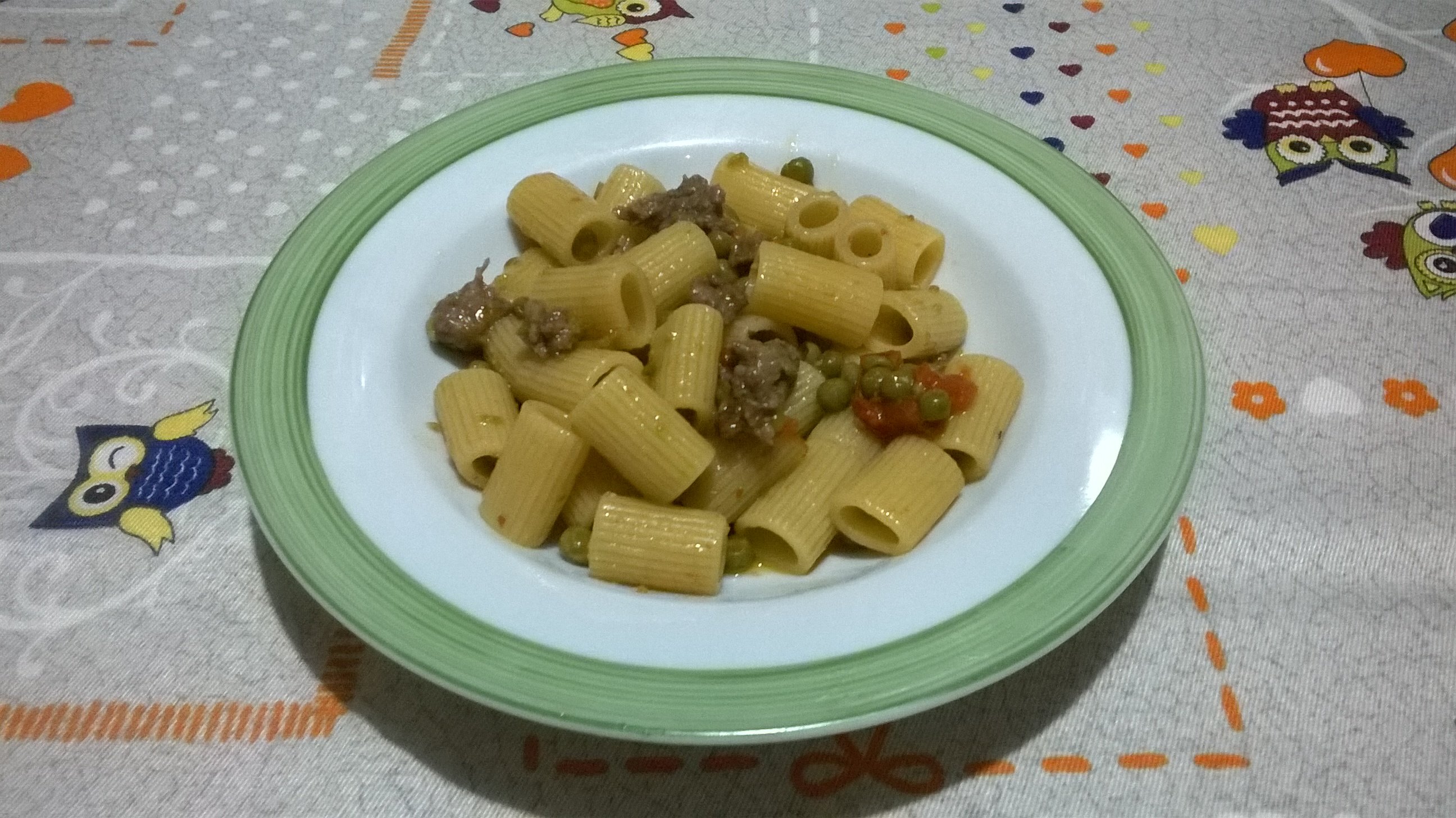 mezze maniche salsiccia e piselli