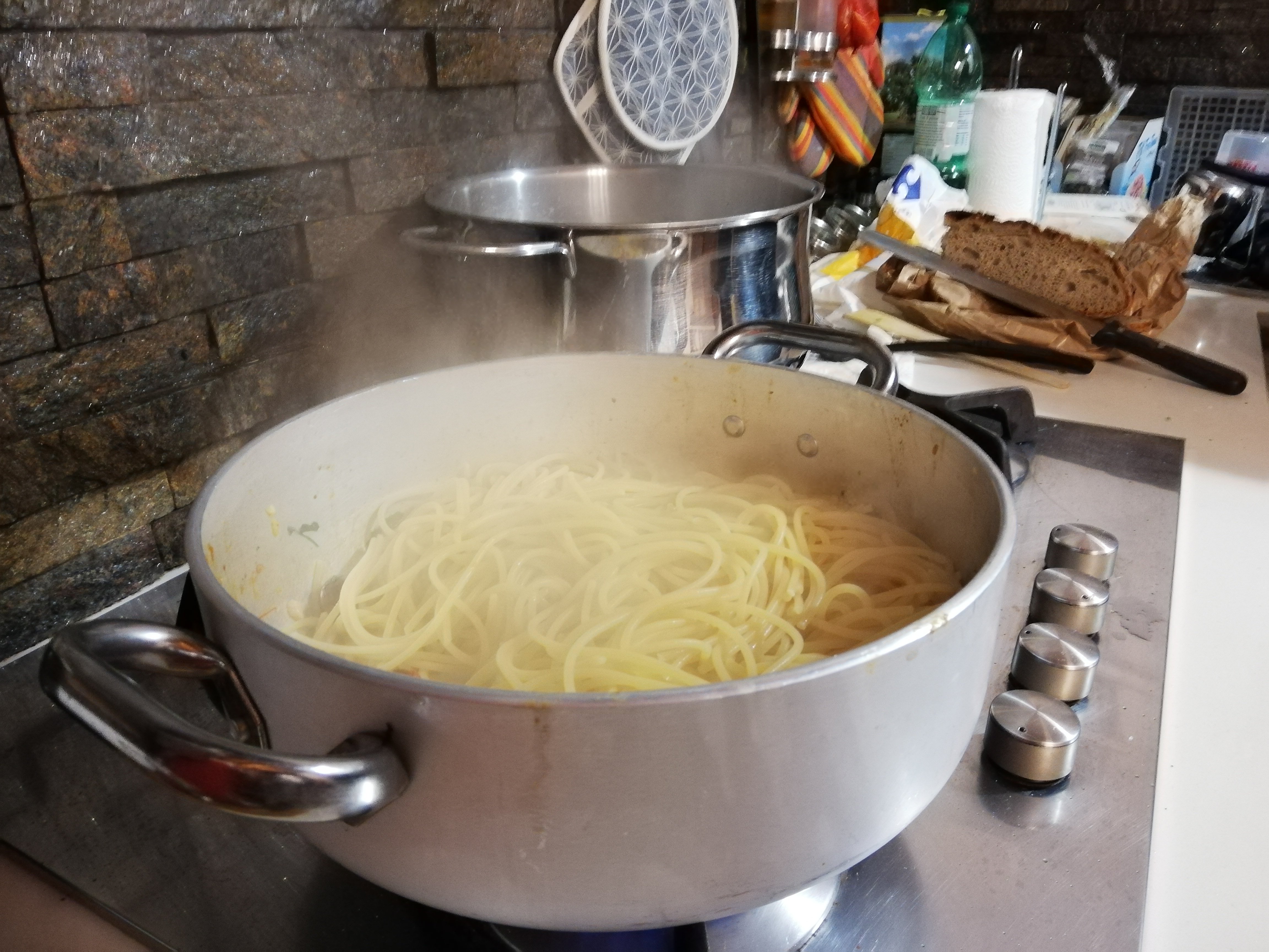 Spaghetti saporiti con gamberoni e salmone