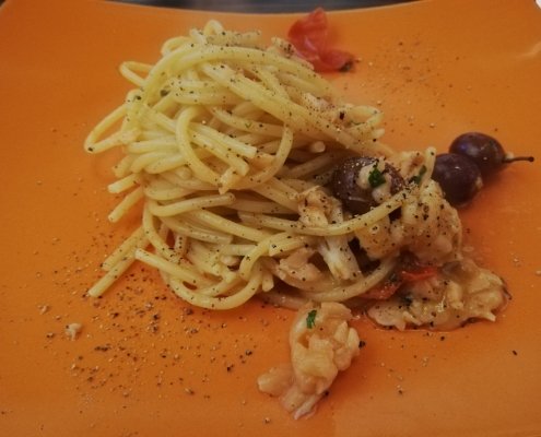 Spaghetti saporiti con gamberoni e salmone