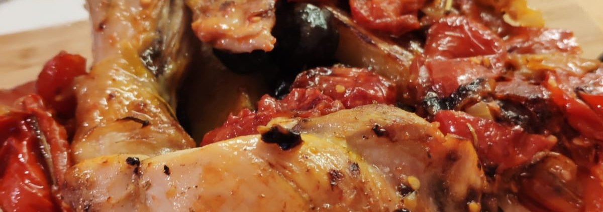 Pollo al forno con pomodori e cipolle