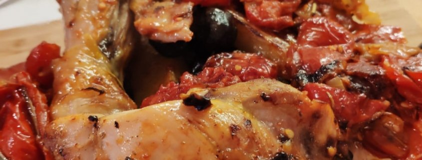 Pollo al forno con pomodori e cipolle