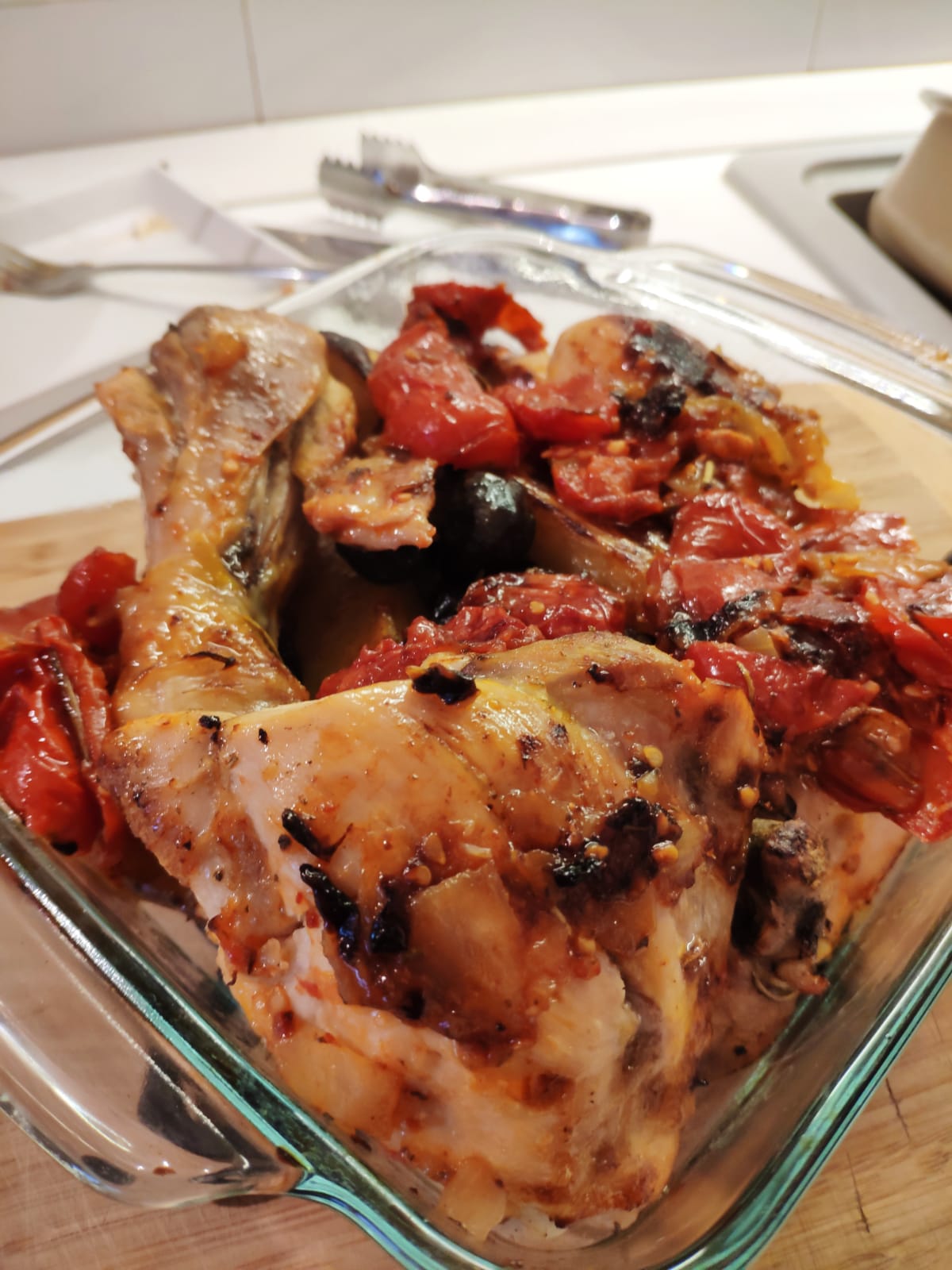 Pollo al forno con pomodori e cipolle