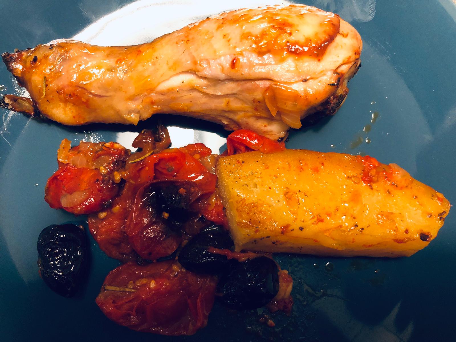Pollo al forno con pomodori e cipolle