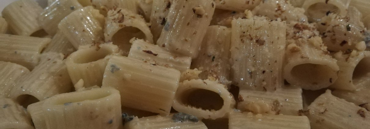 Mezze maniche noci e gorgonzola