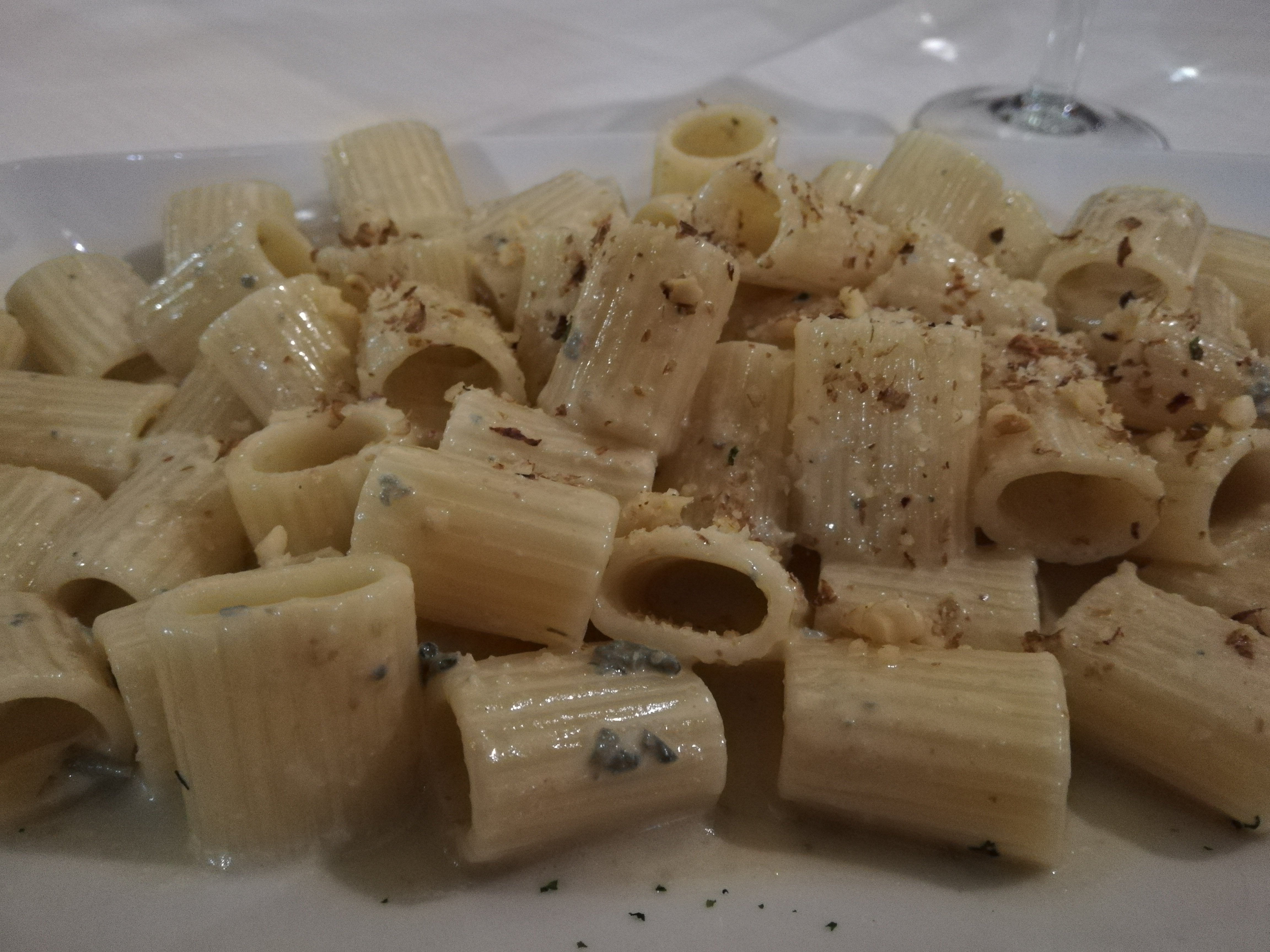 Mezze maniche noci e gorgonzola