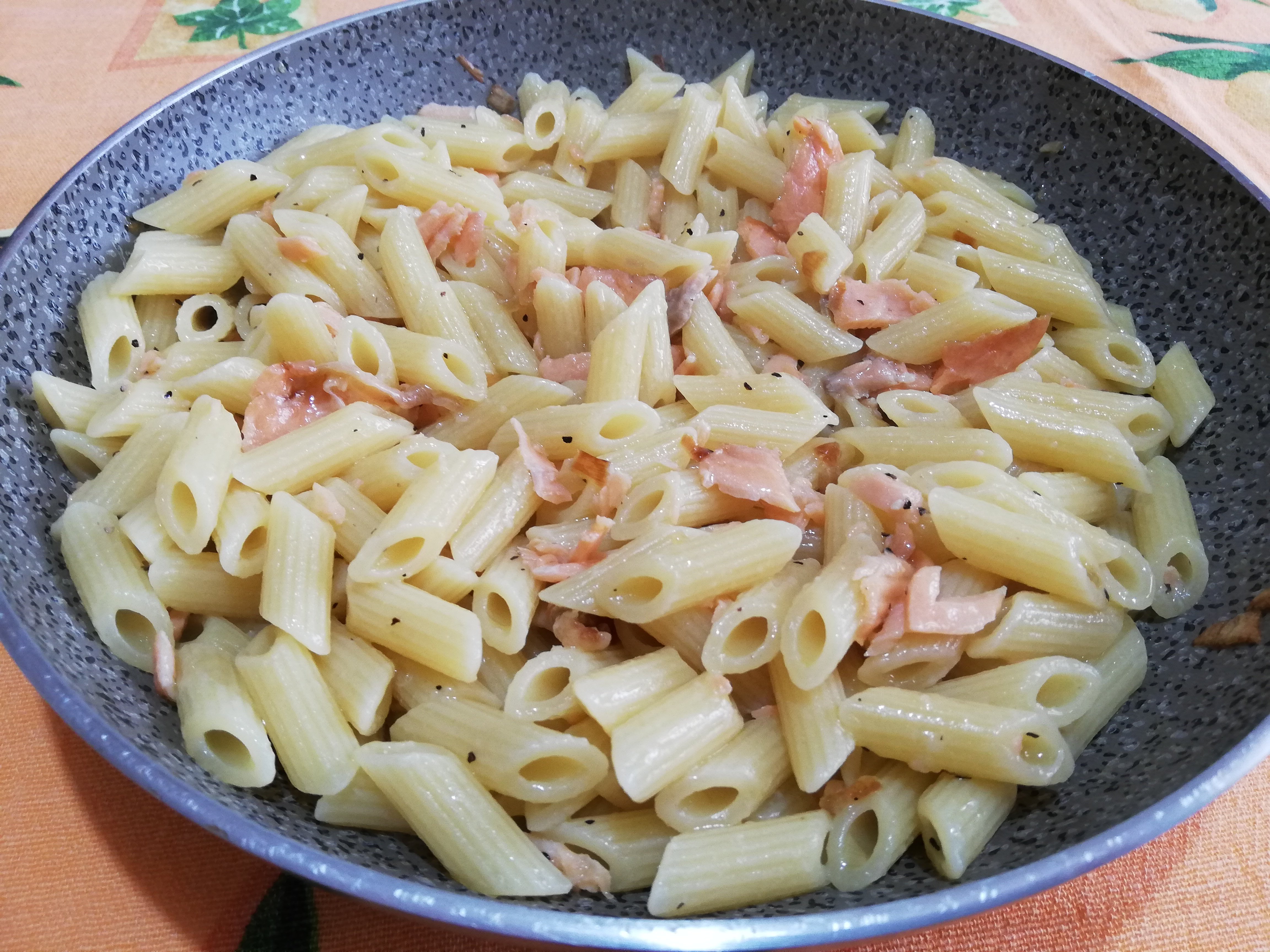 Mezze penne al salmone