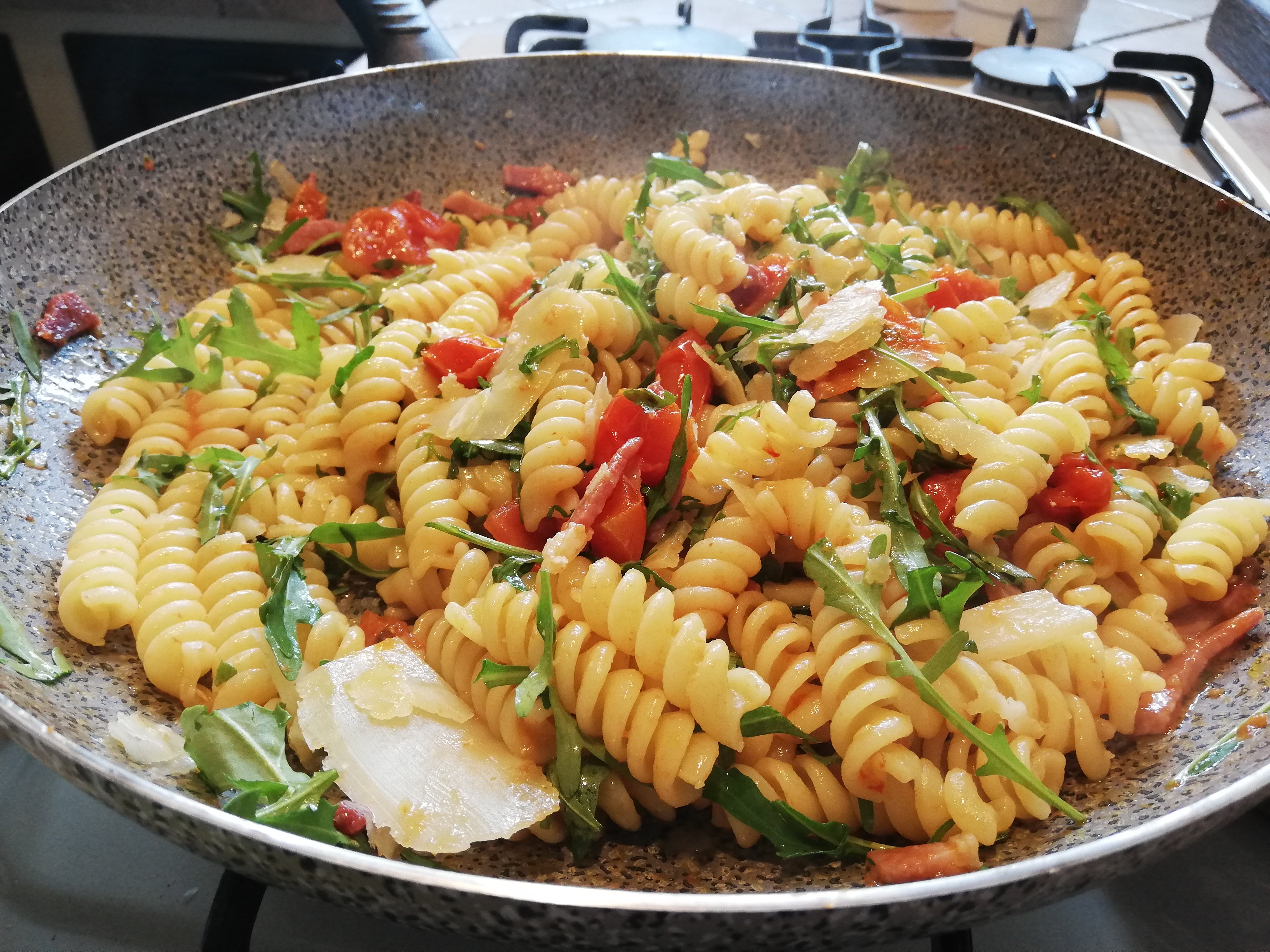 Fusilli con speck, rughetta e pomodorini