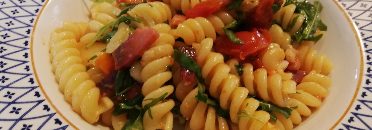 Fusilli con speck, rughetta e pomodorini