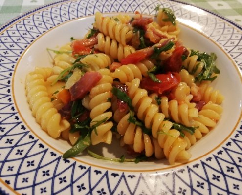 Fusilli con speck, rughetta e pomodorini