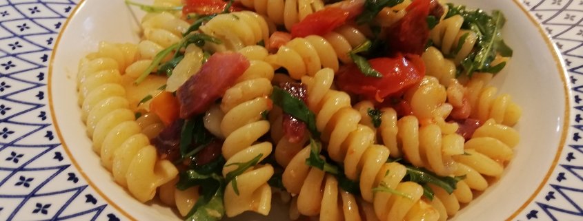 Fusilli con speck, rughetta e pomodorini