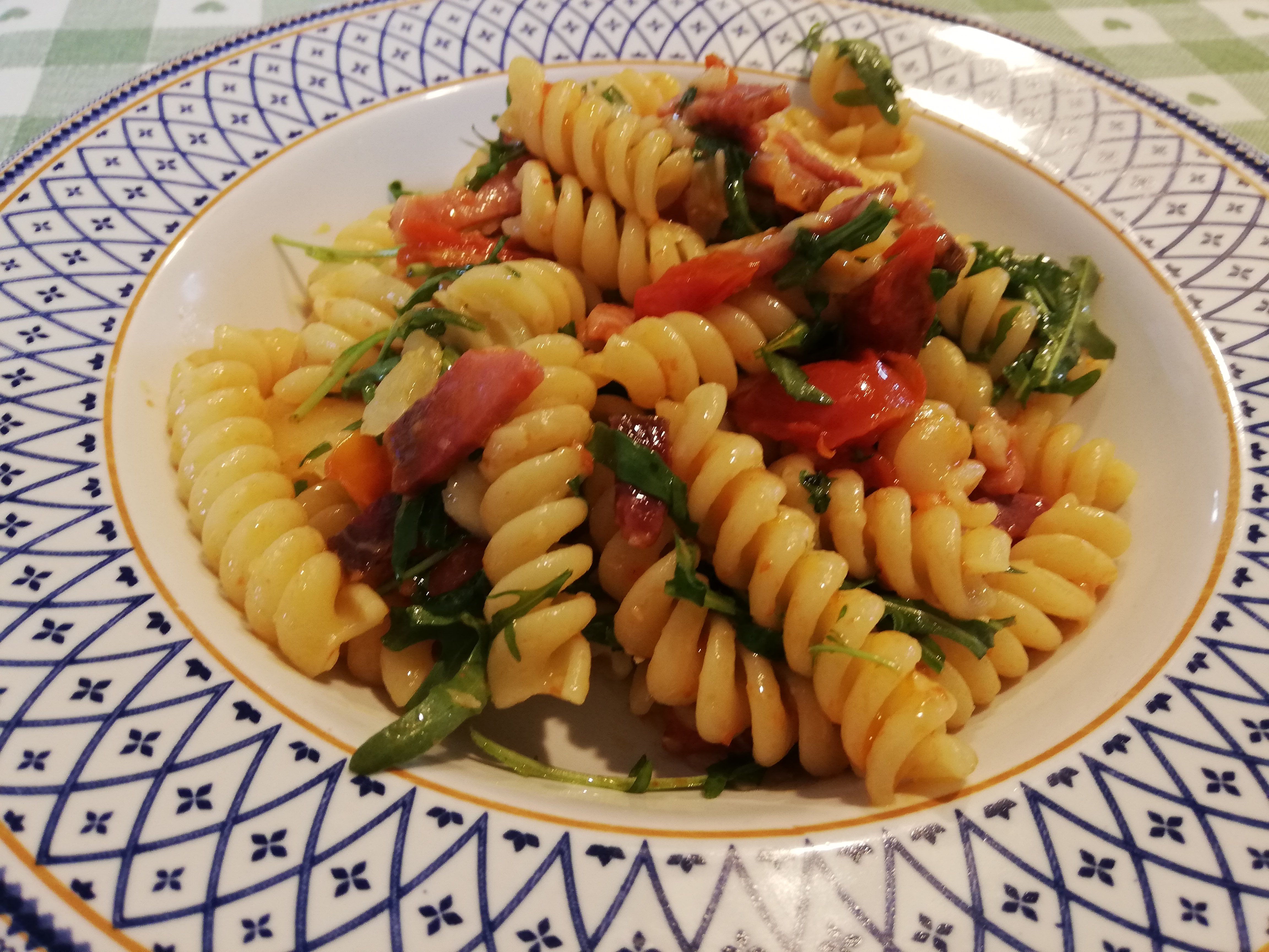 Fusilli con speck, rughetta e pomodorini