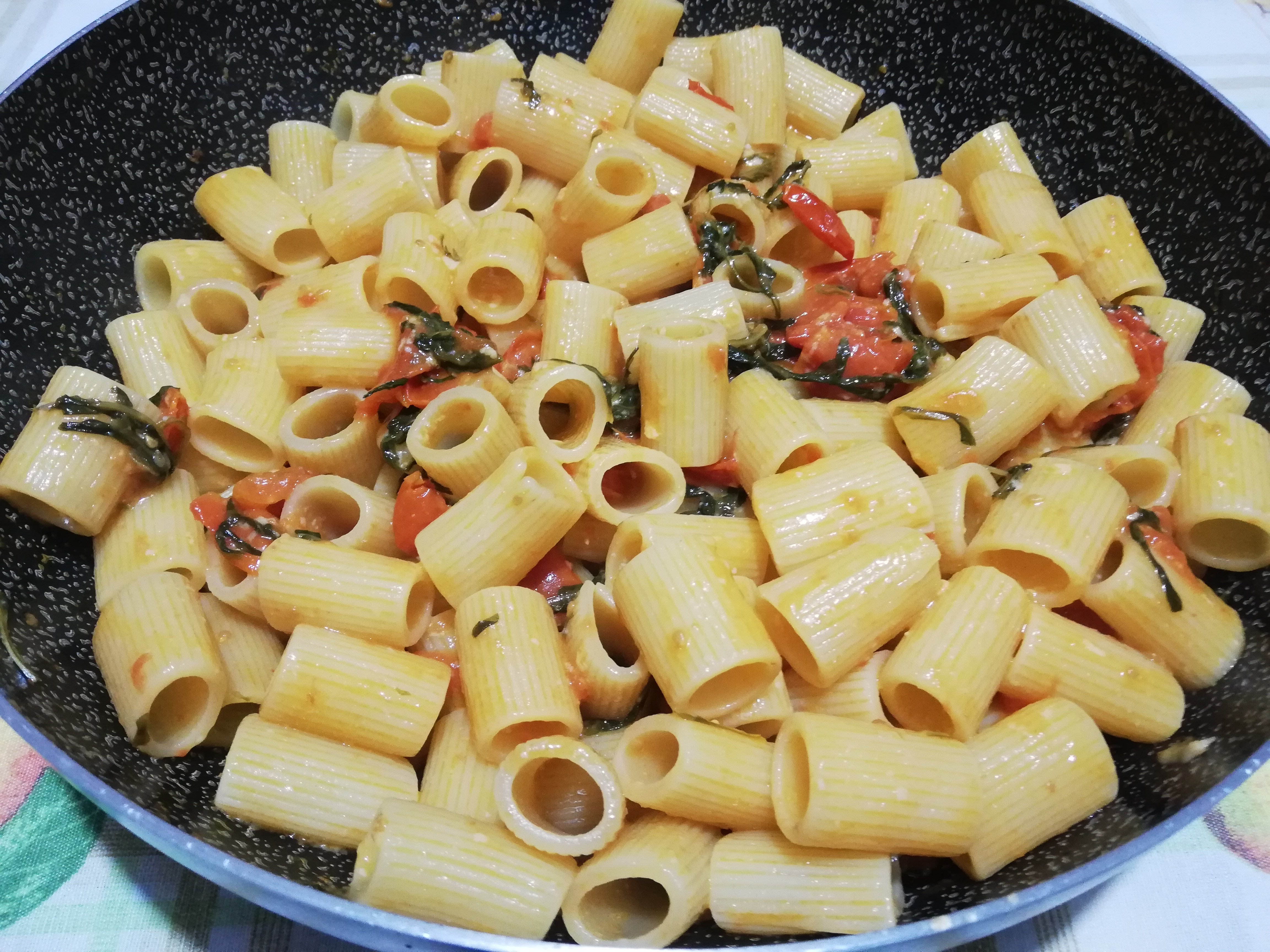 Pasta con rughetta e pomodorini