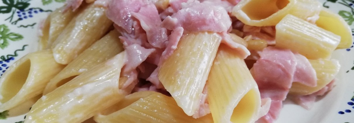 Pennoni rigati con prosciutto cotto, robiola e pinoli